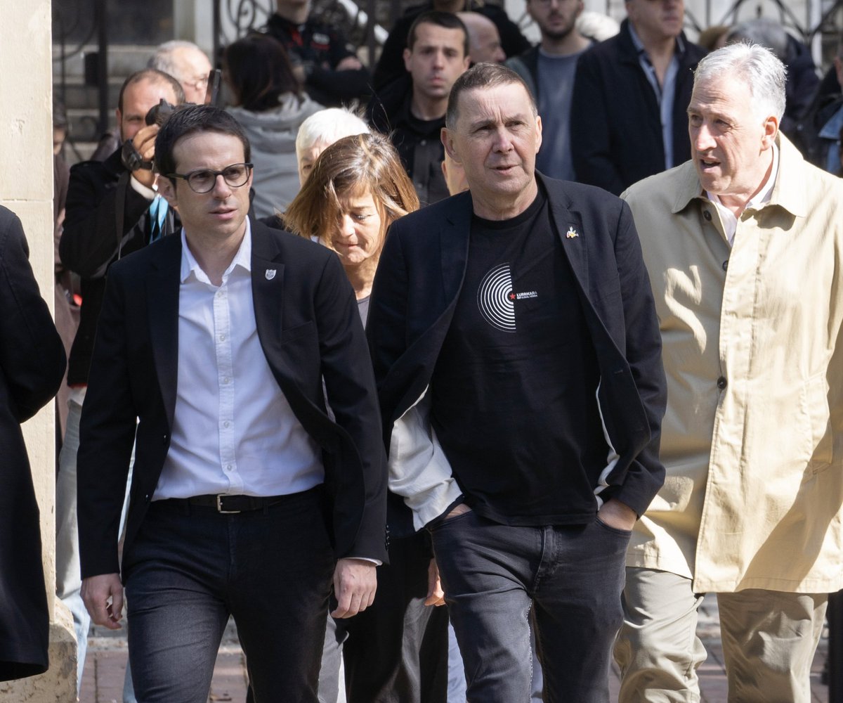 ArnaldoOtegi's tweet photo. Carlos Garaikoetxeari azken agurra eman diogu Ajuria Enean. Ezohiko garaietan ezohiko erabakiak hartzea egokitu zitzaion belaunaldi baten ordezkari abertzalea, euskaltzalea eta nafarra. 

Herri honen askatasunarekin konprometitua eta ezberdinen artean indarrak batzearen aldeko apustua egin zuena.

Lurrak goxo har zaitzala.