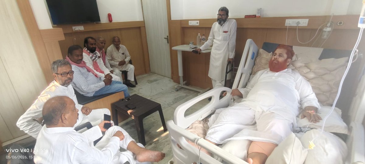 PahlwanKumar's tweet photo. गोरखपुर समाजवादी पार्टी के वरिष्ठ नेता पूर्व विधायक, पूर्व मंत्री, डॉ मोहसिन खान साहब जी के घुटने का ऑपरेशन रियाज़ हॉस्पिटल मोह्ददीपुर पहुंचकर उनका स्वास्थ्य का हाल-चाल लेते हुए। https://t.co/HZfagxYuDW
