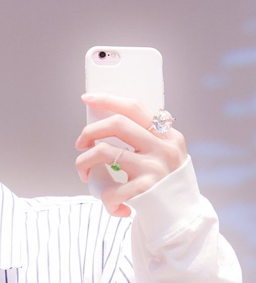신유 손 tweet media