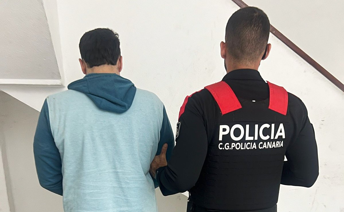 CGPCanaria's tweet photo. 🔴 La Unidad de Seguridad Ciudadana ha detenido un hombre por robo con violencia en #GranCanaria, en el marco de las actuaciones habituales en materia de prevención y seguridad ciudadana.

➡️ Sobre el arrestado pesaba además una requisitoria judicial en vigor. https://t.co/ij2U1NUsw4