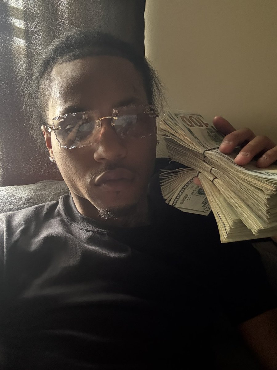 Coupeoc's tweet photo. Up and mobile with preme🔥📲💨
#mke https://t.co/Em1z4GTylR