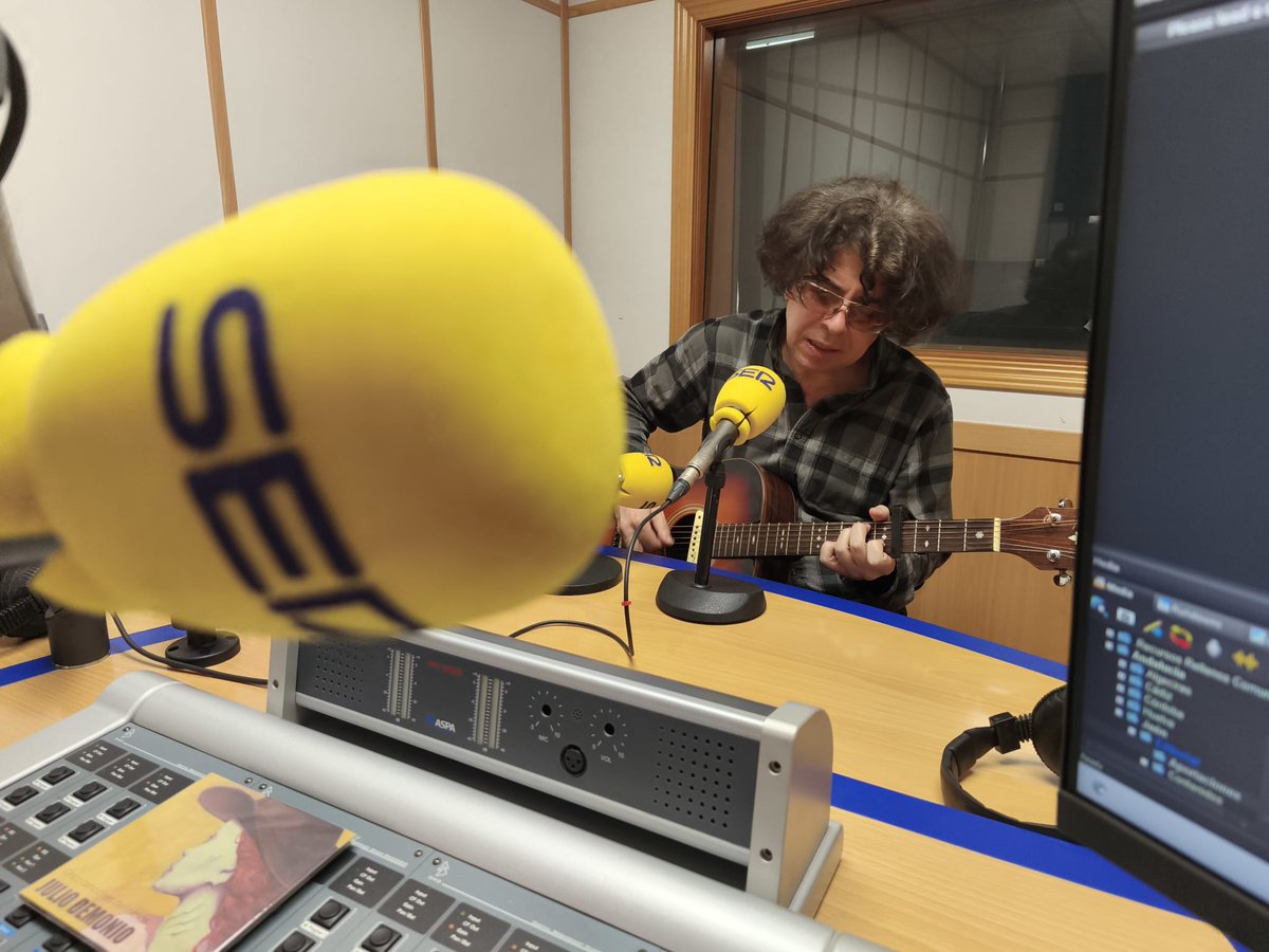 JULIO_DEMONIO's tweet photo. Hoy en la sección de "A ritmo de Jaén" del programa "Hoy por Hoy" en Radio Jaén Cadena SER presentando mi nuevo trabajo "Cinco canciones definitivas". Gracias José 😎 https://t.co/iAuxM8vwU3