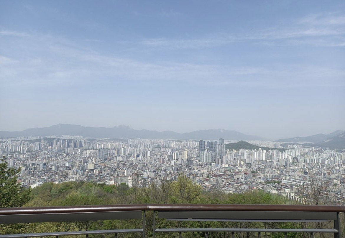 hmmmmmm1458's tweet photo. 서울 산책 코스는 여기다. 야경보러 떠나자
(1시간 코스)

<용마산 스카이워크>

지하철 가는 방법 -> 사가정역 4번출구 내려서 5분이내의 사가정공원 가면 쉽게 안내되어있음. 산책로를 쭉 50분 정도 걸어가면 도착함(경사 괜찮아서 부담 없음)

자차 가는 방법 -> 망우역사문화공원 주차장을 이용하여 35분정도 걸어가면 도착함