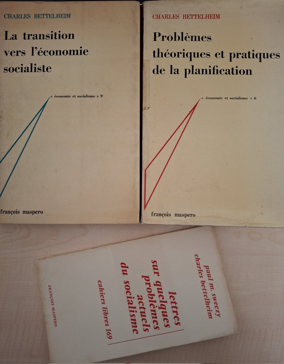 S_Kavuncuoglu92's tweet photo. Louis Althusser, Charles Bettelheim ve Maurice Godelier...

Godelier, 1960'lı yılların ikinci yarısının ilk yıllarında "Rationalité et Irrationalité en Économie" adlı eserini tamamlıyor. Bu eseri, Maspero Yayınevi için hazırlıyor. O dönemde Maspero Yayınevi'nin "Économie et Socialisme" serisini, Charles Bettelheim yönetiyor.

Bettelheim, Godelier'nin eserine kitabı tamamen yok eden (Godelier'nin deyişiyle) otuz sayfalık bir önsöz yazıyor. Godelier, bu durumu kabul etmiyor. Ya önsözün çıkması gerektiğini ya da kitabı başka bir yere yayımlatacağını söylüyor. Sonra da durumu Louis Althusser'e bildiriyor. 
Althusser, Godelier'nin istediği şekilde kitabın yayımlanmasını sağlıyor. 

Sonraki yıllarda Godelier, Asya - Tipi Üretim Tarzı (ATÜT) üzerine eğiliyor. 1969 yılında Roger Garaudy'nin önsözüyle yayımlanan "Sur Le Mode de Production Asiatique" derlemesinde Godelier, "La Notion de Mode de Production Asiatique et Les Schémas Marxistes d'Évolution des Sociétés" adlı makalesi ile yeniden görünüyor. (Derlemede yer alan bu makale, 1965 yılında Jean - Paul Sartre'ın yönettiği "Les Temps Modernes" adlı dergiye gönderdiği ve yayımladığı bir makale idi.)

1966 yılında "Sur Les Sociétés Précapitalistes" adlı eseri hazırlarken Yeni Gine'de Baruyalar üzerine inceleme yaptığı sırada geçirdiği kaza sebebiyle kitabın yayımlanması 1973 yılına uzuyor.  Sydney'de nekahet döneminde bu kitaba uzun bir önsöz yazıyor. 

2025 yılında Godelier'ye "Asya-Tipi Üretim Tarzı" kitabımın yayınlamlandığını haber veren bir mail göndermiştim. Bu mailime nazik geri dönüşünde Godelier, 1973'te yayımlanan baskıda önsözünün çok uzun olduğunu, kitabın 2022'de yayımlanan baskısında önsözü çok daha kısa tuttuğunu ifade etmişti.

#atüt
#asyatipiüretimtarzı
#asyaüretimtarzı
#mauricegodelier
#louisalthusser 
#charlesbettelheim 
#rogergaraudy 

@imgekitabevi