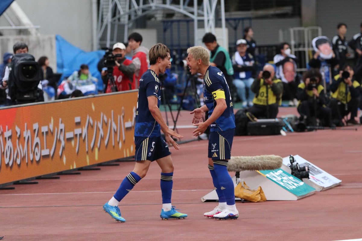 hima__zel's tweet photo. ☆2026.5.6 町田vsマリノス📸☆

2点目の後に昌子さんが藤尾さんのことずっと見つめながら待ってた^>~<^💘
キャプテンのこーいう姿が大好き🥲🥲

#FC町田ゼルビア  #zelvia  #藤尾翔太  #昌子源 https://t.co/3zMOHZRJpV