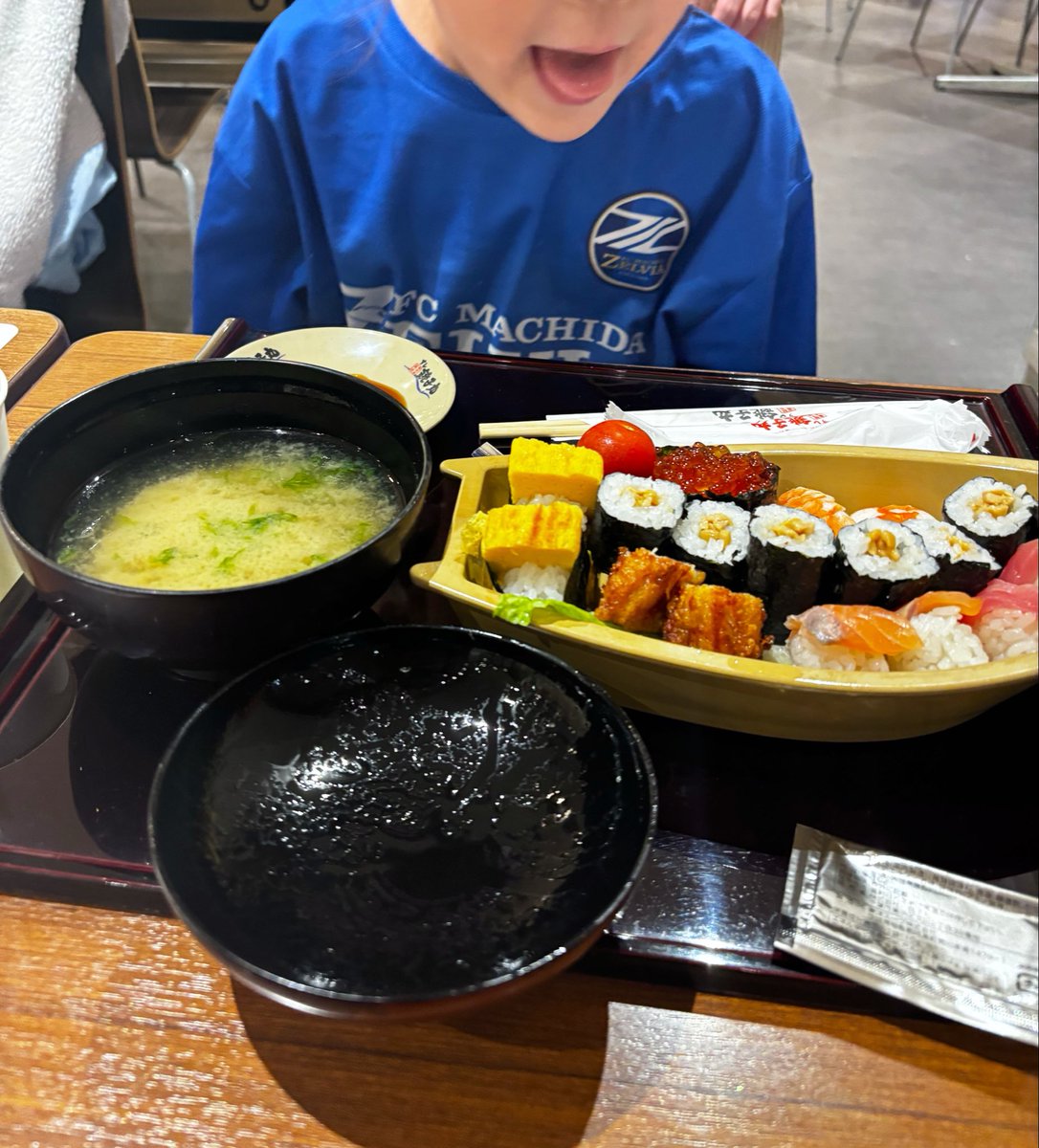 「勝ったからヤキニクいこー！」と息巻く娘をなだめ、フードコートのお子様寿司で勝利の義。まだまだ90分集中は持たないなりに、勝った事はちゃんと嬉しいご様子。
ご一緒下さったブロックDの皆様、ありがとうございました☺️