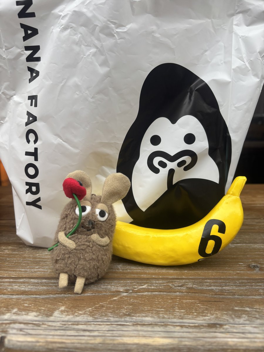 fjl_ax's tweet photo. バナナのお店行ってみた!めっちゃ美味しい、めっちゃ美味しくてびっくりしたし接客が良過ぎ、ちいさな店舗にいろんな遊びゴゴロを感じて、思わずまた行きたくなる…!
シェイク待ちの時にバナナ渡されて笑った
#BANANAFACTORY https://t.co/Slcq3Q1Iyv