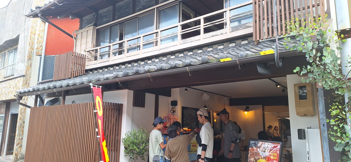 favi_chita's tweet photo. 5/4(月)の常滑呑み。

常滑市大野にオープンしたばかりのお店、kitchen風鈴草 OONO BASEさんにて、

大野の焼きそばと知多豚スパアリブ♪

キッチンカーの風鈴草さんが新たに始めたお店♪

#常滑　#常滑呑み　#とこな飯OONO　#kitchen風鈴草 https://t.co/gTX2aM2YM3