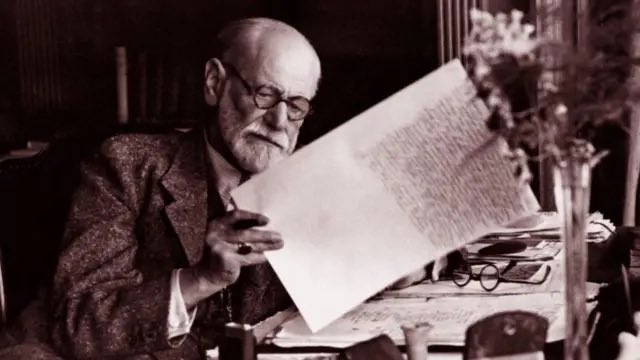 "La ciencia moderna aún no ha producido un medicamento tranquilizador tan eficaz como lo son unas pocas palabras bondadosas"  Freud 
Inventar cómo escuchar el sufrimiento conserva una vigencia implacable