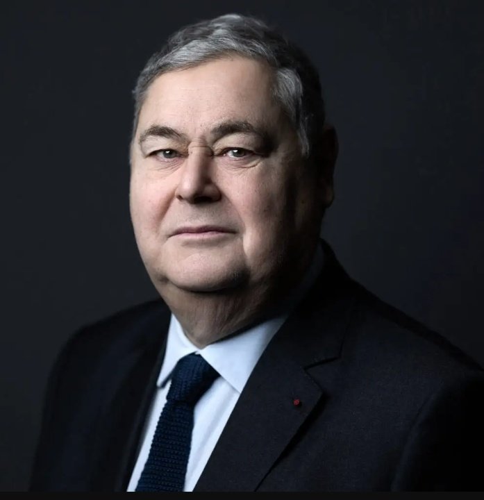 Yonathan_Arfi's tweet photo. Avec la disparition de Pierre-François Veil, s'éteint un gardien sourcilleux de la Mémoire de la Shoah dont l'intégrité morale et l'autorité naturelle ont marqué les institutions qu'il a présidées.

La vie de Pierre-François Veil a été placée sous le sceau de la fidélité à la Mémoire de la Shoah, dans le sillage du destin et de l'engagement de sa mère Simone Veil.

Président du comité français pour Yad Vashem, puis Président de la Fondation pour la Mémoire de la Shoah, où il a succédé à Simone Veil puis David de Rothschild, Pierre-François Veil était également membre du comité directeur du CRIF.

Avocat respecté, Pierre-François Veil a toujours accordé la place la plus importante aux valeurs de justice et avait tenu, malgré la maladie, à accompagner en février un voyage à Auschwitz avec une délégation de magistrats français.

A titre personnel, je perds un être cher dont l'amitié m'honorait et dont les conseils étaient un guide précieux dans les tumultes du monde.

Le CRIF adresse ses condoléances à son épouse, ses enfants, son frère et l'ensemble de la famille.