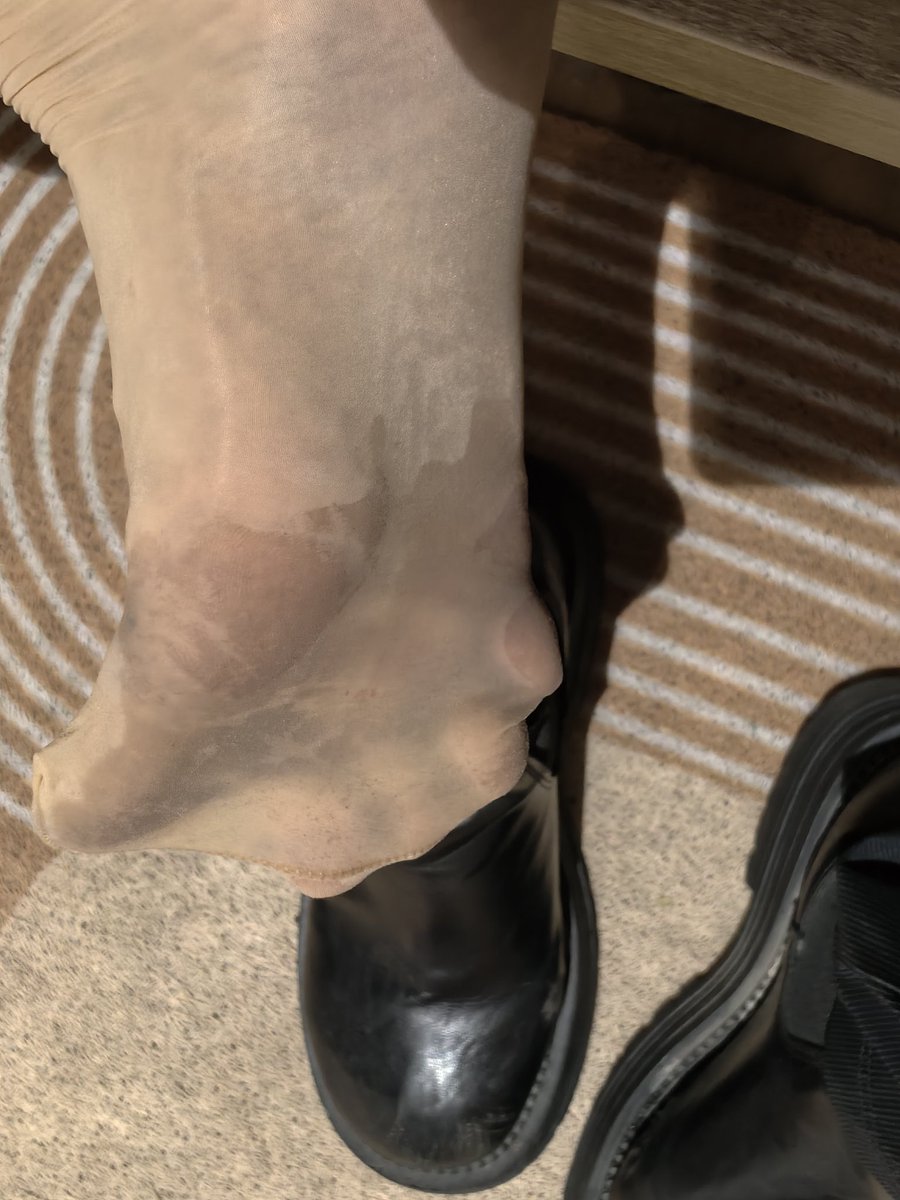 xiaoyao1014's tweet photo. 夜跑后，又是满满的脚汗，直接新鲜捂你嘴 https://t.co/z6RjsxT7oh