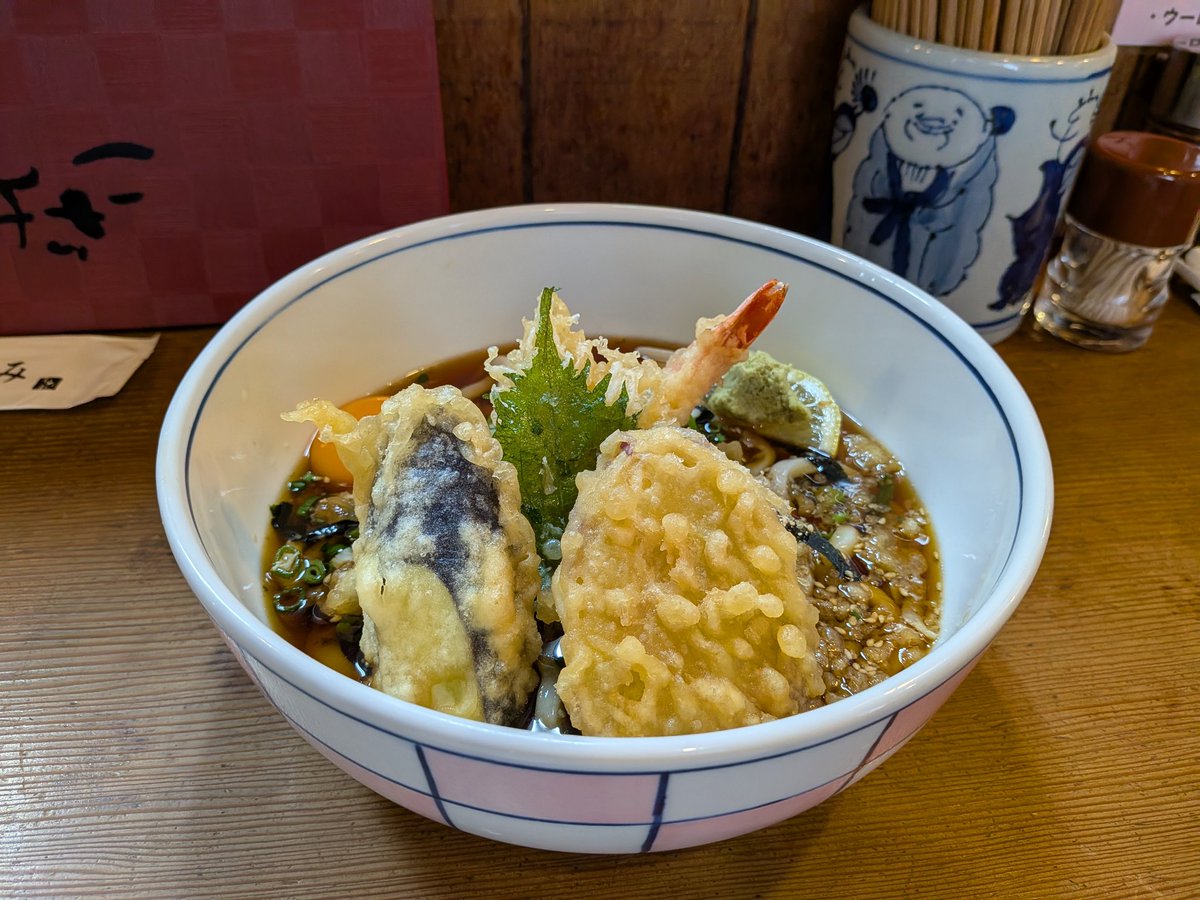 chibikuro10's tweet photo. 稲美町に美味しいうどん屋さんがあるとのことで行ってきました。名物の『天ころ』うどん。美味しかったです😋
カウンター席でいただいたのですが、スタッフさんたちがみんな忙しそうなのに、穏やかに手際よく動いてて。チームワークも良く、どなたも温かい感じが居心地よかった❣️ https://t.co/YpDbDCvBZe