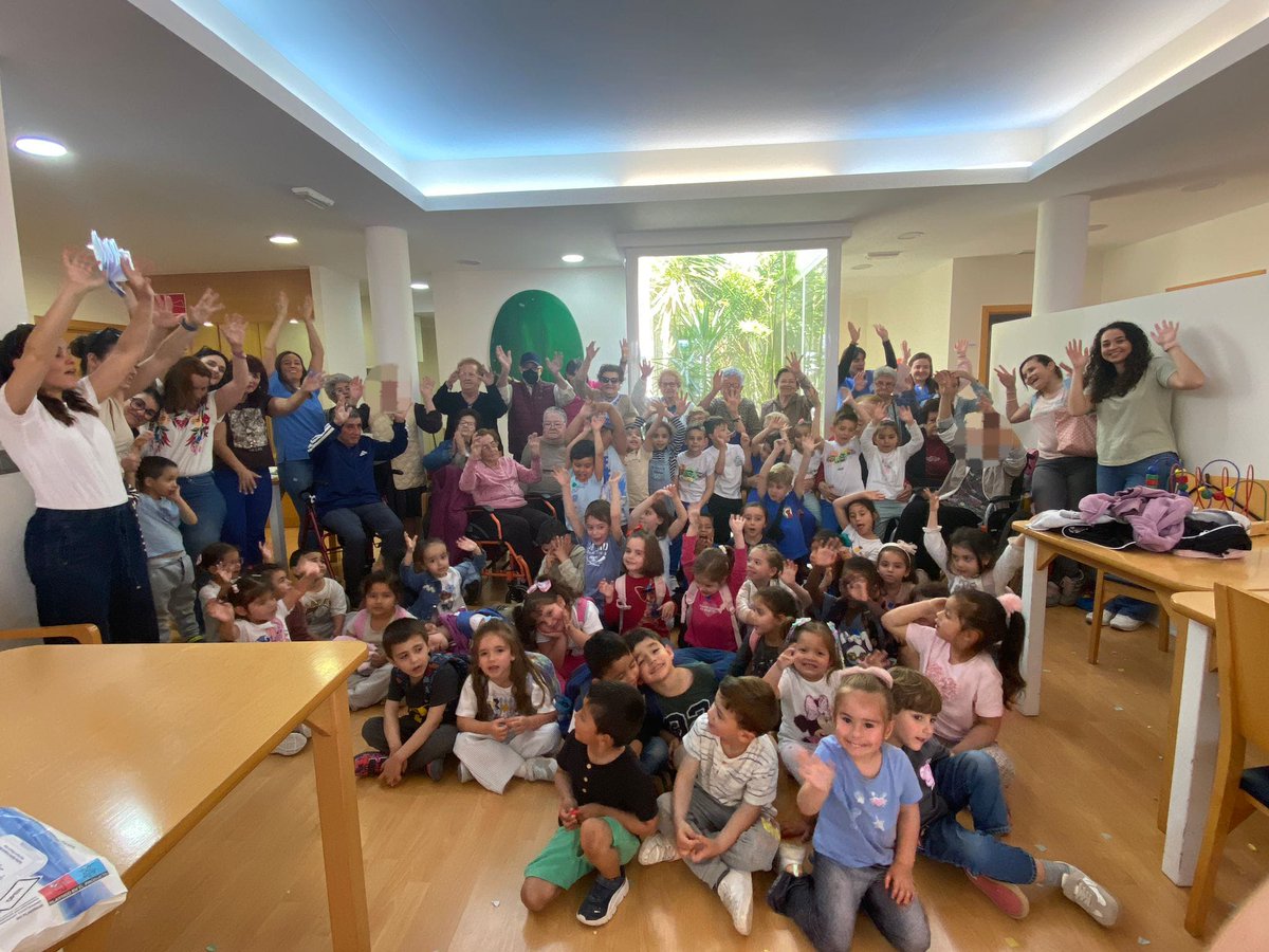 FPoncemar's tweet photo. Recibimos la visita intergeneracional de los niños y niñas👧🏻👦🏻 de 3,4 y 5 años del CEIP Torrecilla,  en nuestro centro de día de Tercia.
Juntos disfrutamos de actividades muy divertidas, realizamos un recorrido por la costa de Murcia 🏖️ cuentacuentos📖… ¡Gracias por venir! ❤️ https://t.co/0QLhTVk073