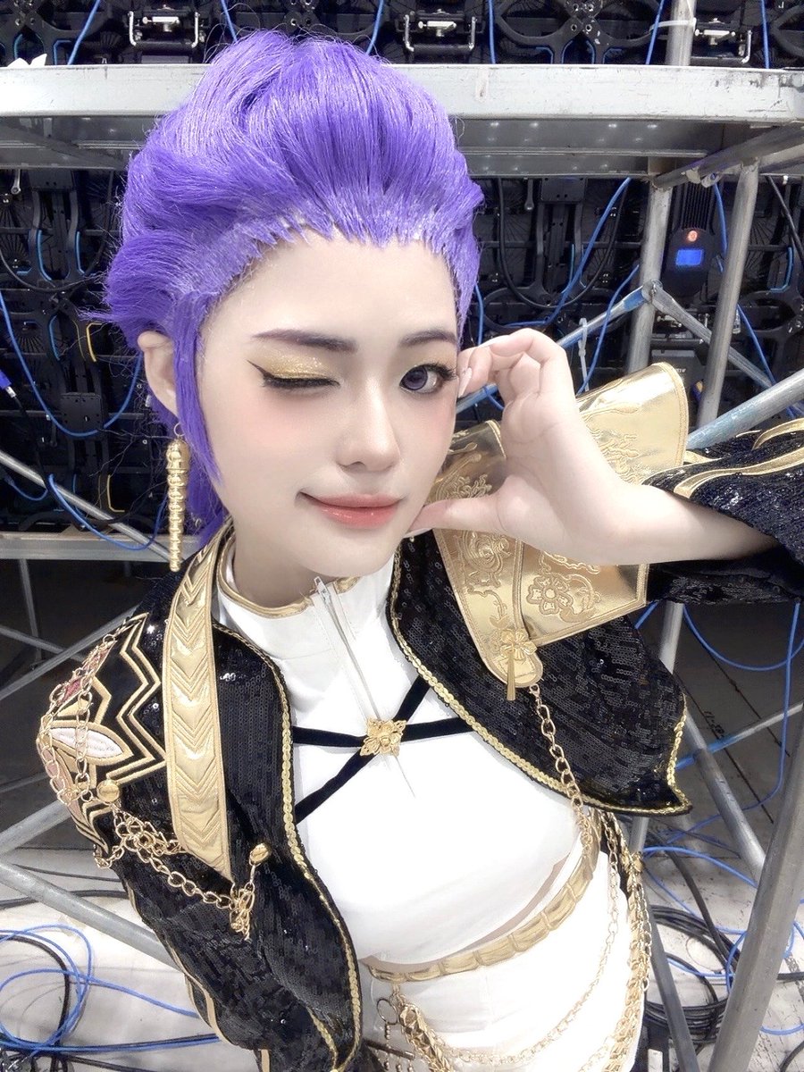meganec2an's tweet photo. 사랑하는 헌트릭스! 마음 가득 담아 준비했습니다💜
우리 조이미라 고생많았구!!! 멋진 안무 짜주신 멜님, 완벽한 배경 만들어주신 밍님! 그리고 영상의 위캔님까지!! 외에도 도움주신 모든분들 정말 감사해요///

헌트릭스 포 에 버 💜🩷💛
그리고 중심못잡은 더피야, 그럼에도 고맙다... https://t.co/uAR9MOLg3q