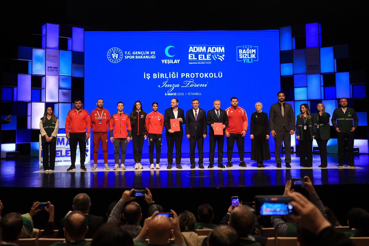 OA_BAK's tweet photo. Cumhurbaşkanı Yardımcımız Sayın @_cevdetyilmaz’ın teşrifleriyle; gençlerimizi her türlü bağımlılık riskinden koruyacak “Adım Adım El Ele: Bağımlılıkla Mücadele” hareketimizi başlattık.🇹🇷

Kurumlarımızı, sivil toplum kuruluşlarımızı, ailelerimizi ve gençlerimizi topyekûn seferberlik ruhunda buluşturan bu hareketle; gençlerimizi üretime, spora ve sağlıklı yaşama yönlendiren güçlü bir mücadeleyi hep birlikte büyütüyoruz.

Çünkü bu mücadele istikbâlimize sahip çıkma mücadelesidir.

Her bir gencimize aynı kararlılıkla sesleniyoruz: Sen Değerlisin!💙