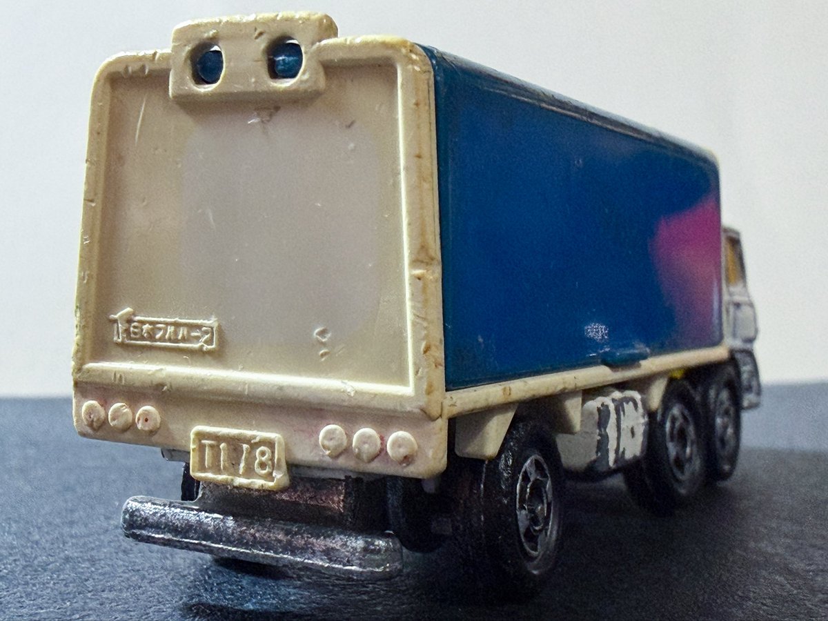 EF6434's tweet photo. 実家で発掘した古いトミカ。
リアに日本フルハーフのロゴが入ってるとは！
確かウイング部にはペプシコーラのシールが貼られてたはず。
そのまま遊んだ痕跡を残すか、レストアするか悩みどころ。 https://t.co/a15nNpxh6o