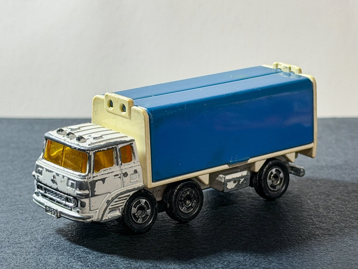 EF6434's tweet photo. 実家で発掘した古いトミカ。
リアに日本フルハーフのロゴが入ってるとは！
確かウイング部にはペプシコーラのシールが貼られてたはず。
そのまま遊んだ痕跡を残すか、レストアするか悩みどころ。 https://t.co/a15nNpxh6o