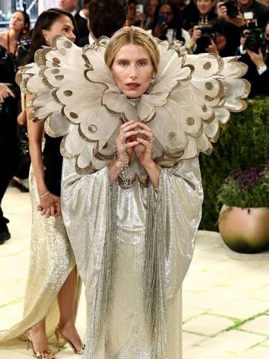 El tema para celebrar el #MetGala2026 fue 'Fashion is Art' y cada uno de los invitados lo interpretó a su muy personal estilo, como siempre hubo de todo.
. #HeidiKlum, Mike Marino
. #SerenaWilliams, Marc Jacobs
. #LenaDunham, Valentino
. #DreeHemingway, Valentino
#ModaEsArte