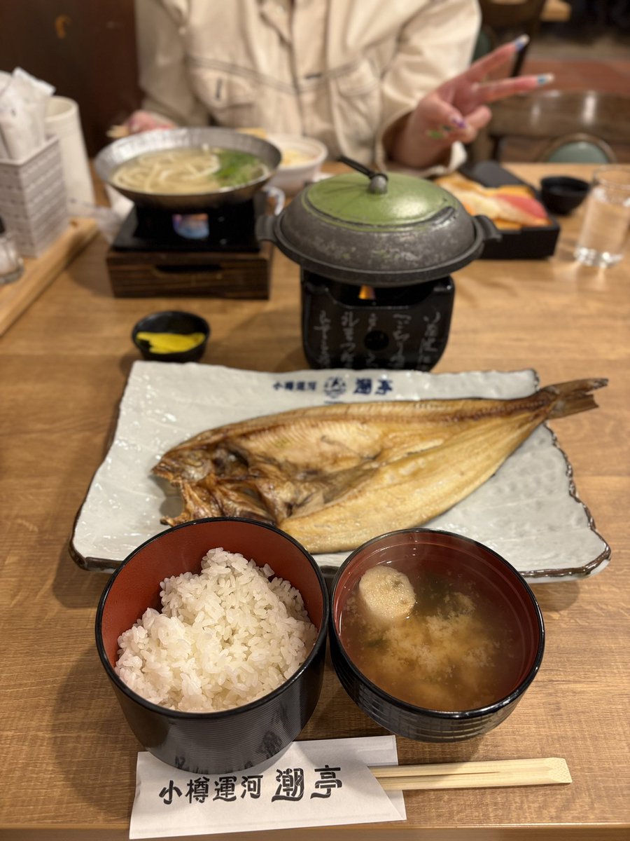 昨日食べたほっけの開き定食が最高でぇ
上げてもいいですか？はい、失礼しますね😌
写真じゃ伝わりにくいけど30cm弱はあった🐟