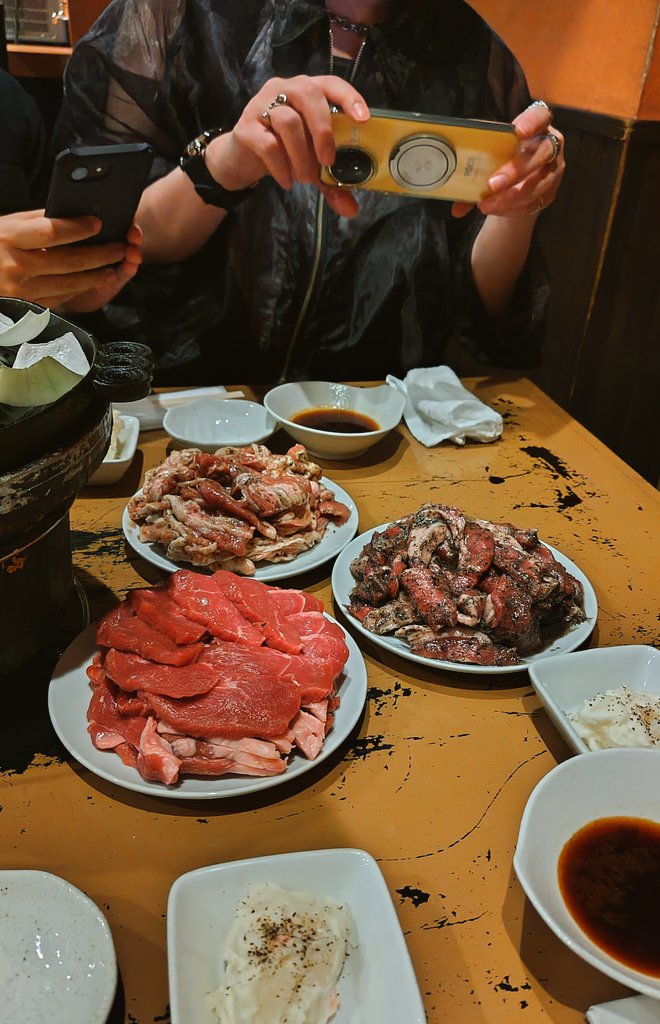 Lyune0856's tweet photo. 美味しい肉を食べに来て美味しい肉を撮るおじさんたち https://t.co/PNCxWDU2fw