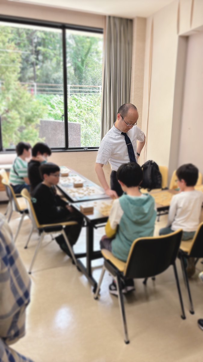 55swkk's tweet photo. #和倉復興祈念将棋大会 、参加約100人+付き添い。渡辺九段は私がいる時間帯ずっと立ちっぱなしで指導対局多面指し。指導対局を中断して行われた子供の部表彰式では、大人の部の方々が秒読みの最中でも盤を睨みながら拍手する文化がありました。ぬい贈呈式のあとに色紙チャリティのお金の贈呈式。 https://t.co/KQ6a13NIsv