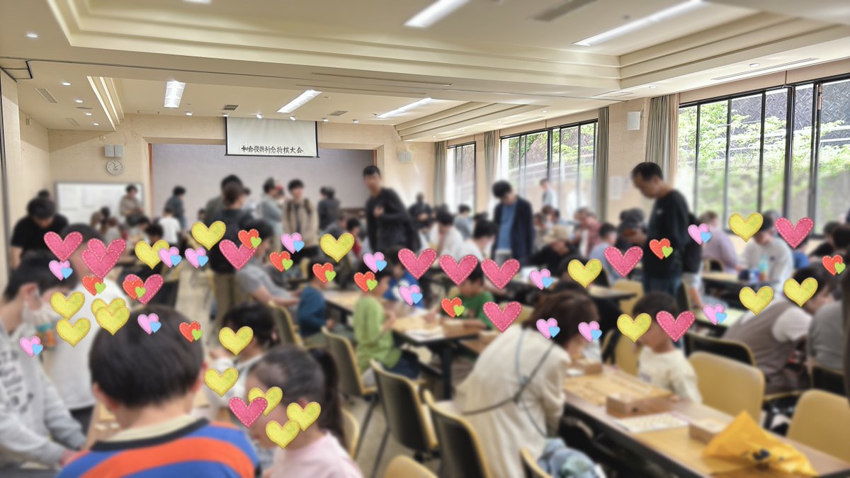 55swkk's tweet photo. #和倉復興祈念将棋大会 、参加約100人+付き添い。渡辺九段は私がいる時間帯ずっと立ちっぱなしで指導対局多面指し。指導対局を中断して行われた子供の部表彰式では、大人の部の方々が秒読みの最中でも盤を睨みながら拍手する文化がありました。ぬい贈呈式のあとに色紙チャリティのお金の贈呈式。 https://t.co/KQ6a13NIsv