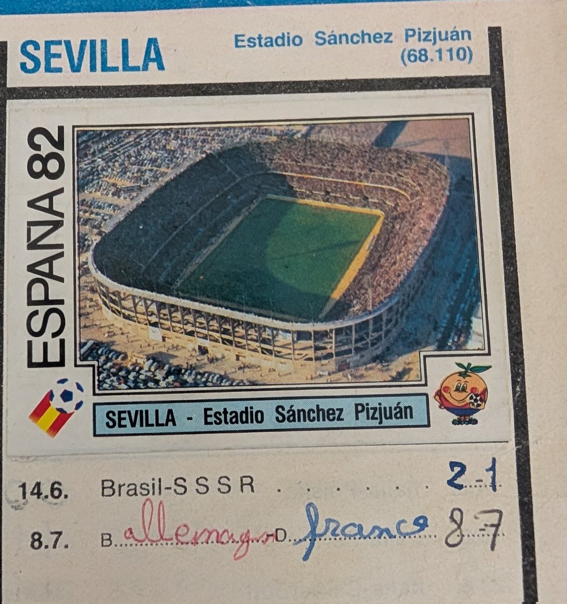 DPastis's tweet photo. @Scipionista Le fabuleux Espana 82 avec son affiche réalisée par Miro (excusez du peu), ses stades ouverts et les équipes d'Afrique ou d'Océanie aux vignettes doublées (comme pour la D2 dans Les panini du championnat français) https://t.co/IeeSafIhv9