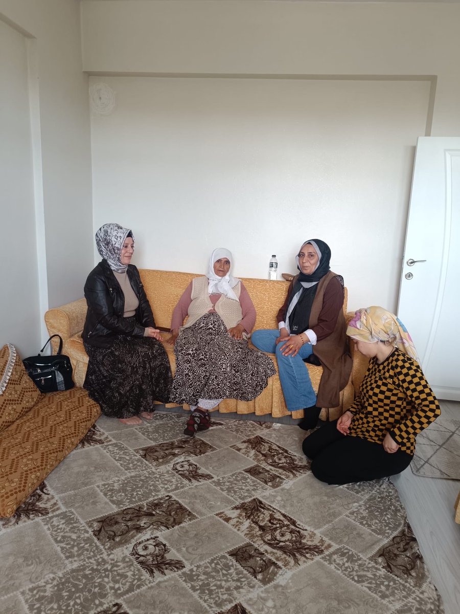 Akkadindiyarbkr's tweet photo. 📍 Yenişehir | Hane Ziyareti

İl Kadın Kolları Başkanımız Sn. @mervenurseyit ’in öncülüğünde, İl ve İlçe Kadın Kolları teşkilatımızla birlikte Yenişehir’de hane ziyaretlerimizi gerçekleştirdik.

Hemşehrilerimizle gönül gönüle vererek taleplerini dinledik, samimi sohbetleriyle bizleri ağırlayan kıymetli ailelerimize teşekkür ettik.

Birlik ve dayanışma ruhuyla, her kapıda bir gönüle dokunmaya devam ediyoruz. 💐

#akkadın #MilletimizleNiyetimizBir #Keşfetteyiz @AKKADINGM @tugbaisikercan @tulaykaynarca @GalipEnsarioglu @mehmetsaityaz @Kepoluasuna @gercektekin @sevilcan8 @busragolgul @mervenurseyit