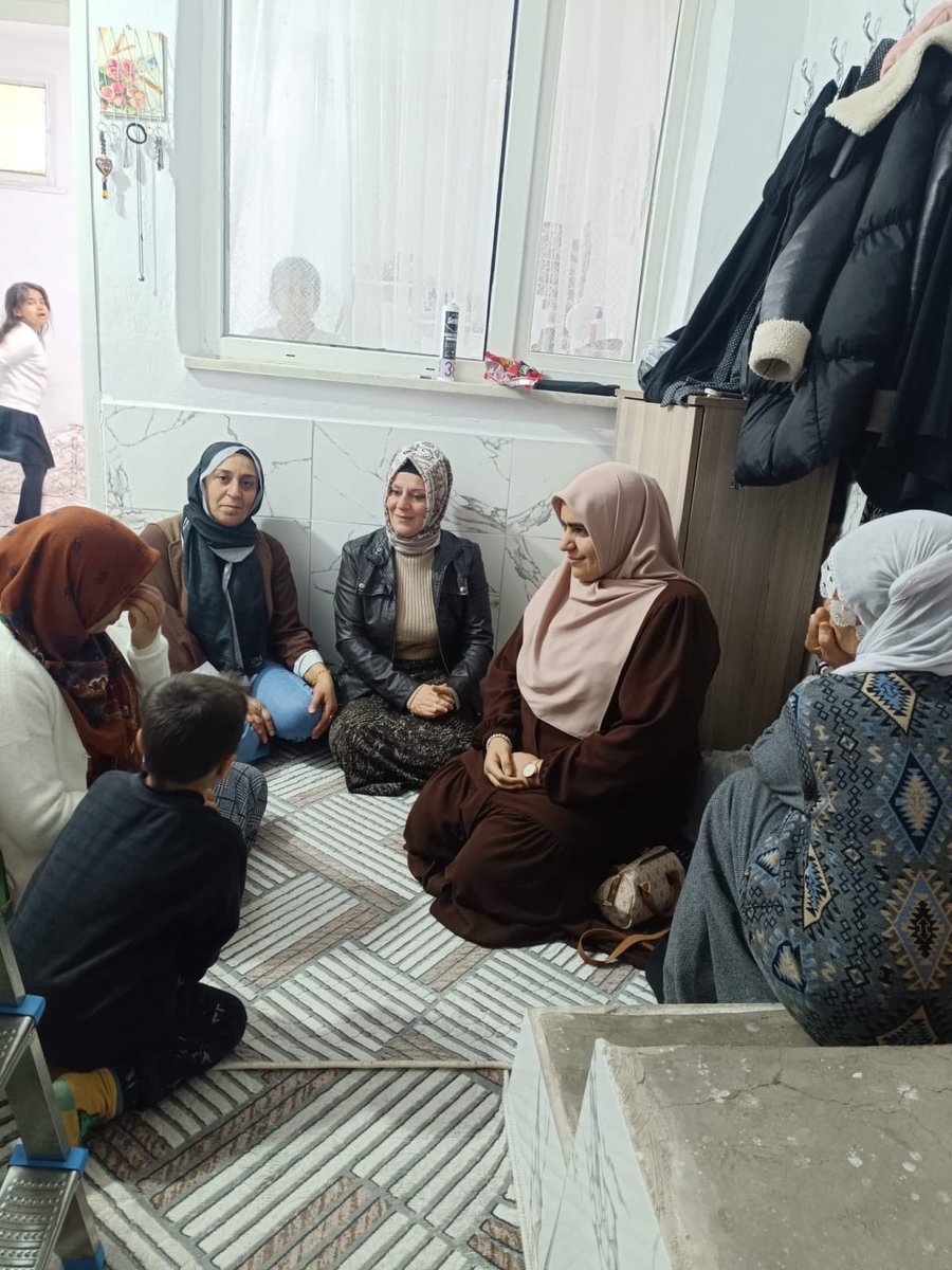 Akkadindiyarbkr's tweet photo. 📍 Yenişehir | Hane Ziyareti

İl Kadın Kolları Başkanımız Sn. @mervenurseyit ’in öncülüğünde, İl ve İlçe Kadın Kolları teşkilatımızla birlikte Yenişehir’de hane ziyaretlerimizi gerçekleştirdik.

Hemşehrilerimizle gönül gönüle vererek taleplerini dinledik, samimi sohbetleriyle bizleri ağırlayan kıymetli ailelerimize teşekkür ettik.

Birlik ve dayanışma ruhuyla, her kapıda bir gönüle dokunmaya devam ediyoruz. 💐

#akkadın #MilletimizleNiyetimizBir #Keşfetteyiz @AKKADINGM @tugbaisikercan @tulaykaynarca @GalipEnsarioglu @mehmetsaityaz @Kepoluasuna @gercektekin @sevilcan8 @busragolgul @mervenurseyit