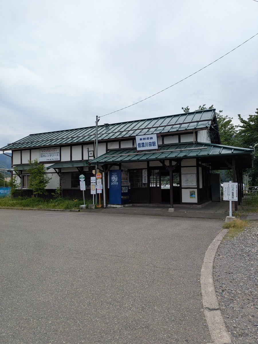 orepan578's tweet photo. アピナ川中島は桃鉄ワールド満席の為ポイントを獲得し、そのまま退店…なんとなくであるが、 #長野市 の #旧長野電鉄屋代線 の信濃川田駅に寄る事に…数少ない駅舎の残る場所であり今はバス停及び待合室としての重要な役割を果たしている。
こういうところで懐かしめるのは非常に善き哉✨ https://t.co/G7pmmGX8lG