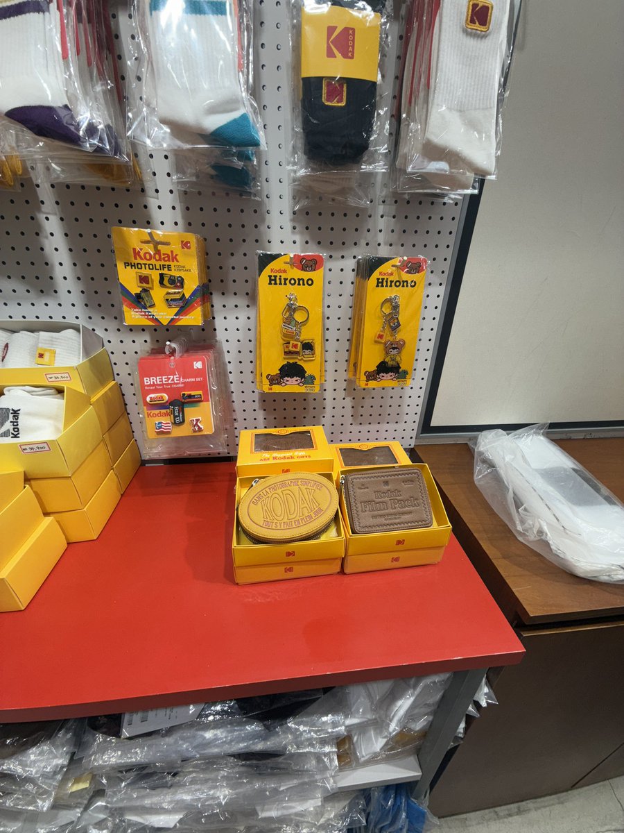 makiy44's tweet photo. HIRONO Kodak明洞店
コラボ商品各種ありました
#HIRONO  #Kodak https://t.co/US4x4E5Jyj