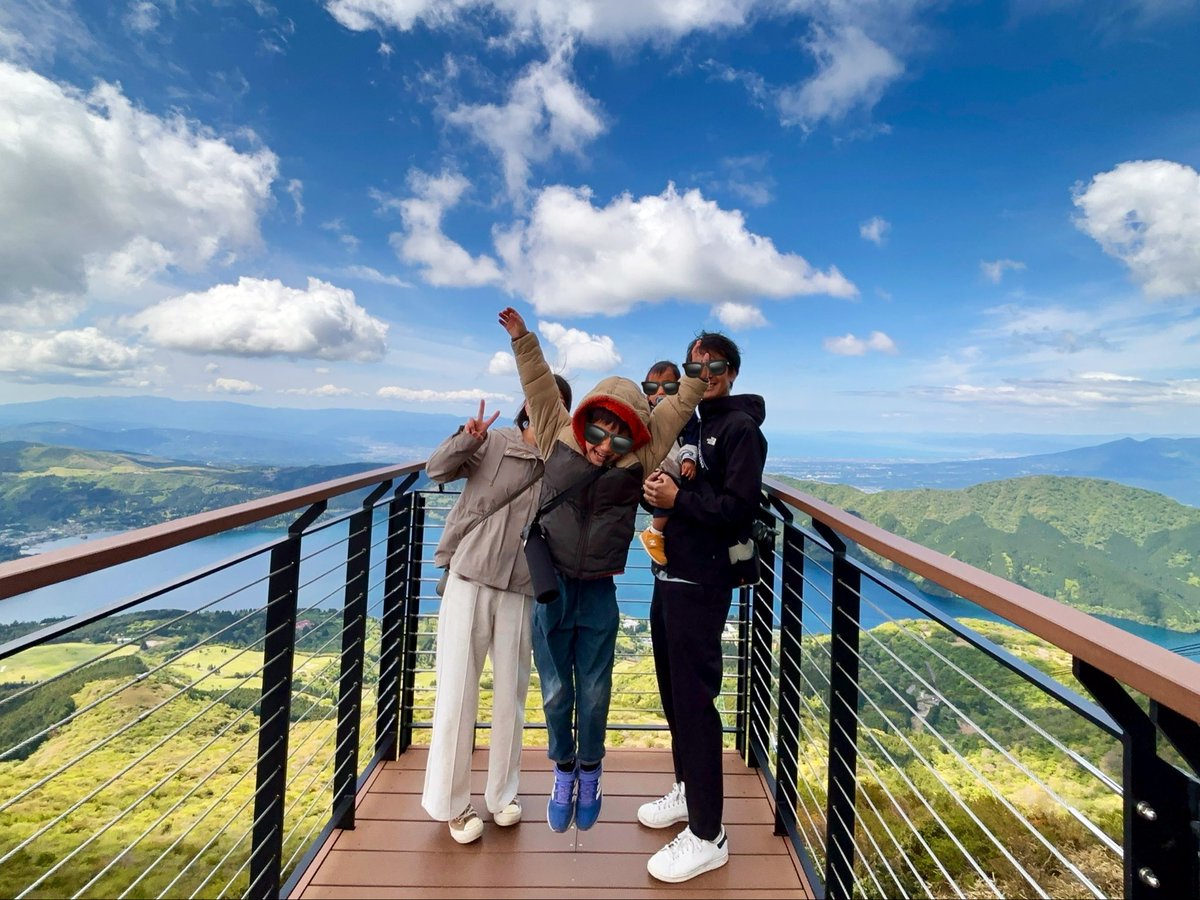 kabacots's tweet photo. 結婚13年記念日＆こどもの日の家族サービスを兼ねて箱根へ♨️
10年ぶりに登った駒ヶ岳はめっちゃ綺麗な映えスポットになっててびっくり🫢前行った時は廃墟みたいだったのに笑
昨年のGWはバセドウ病で寝たきりだったので、今年は楽しいGWを過ごせてよかった✨ https://t.co/nEAVBSXK2r