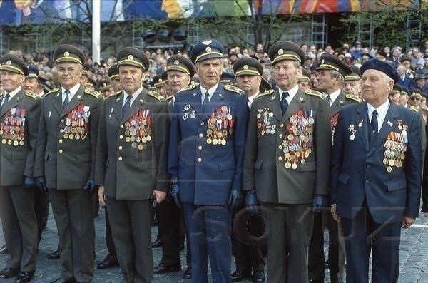 СССР.

Ветераны Великой Отечественной войны во время парада в честь 40-летия Великой Победы на Красной площади в Москве, 9 мая 1985 года.