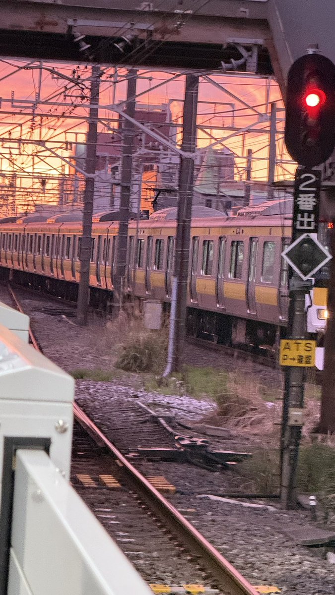 黄色い帯の総武緩行線
夕日🌇に照らされ中央線色