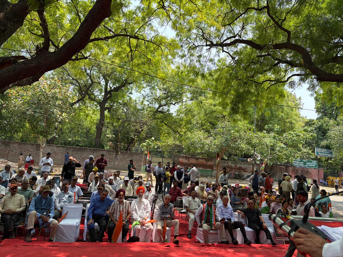 Ranbir_Crpf's tweet photo. तुगलकी फरमान जारी करने का हम लाखों पूर्व अर्धसैनिक घोर विरोध करते हैं। किस किस को चिह्नित करोगे।अगली बार हर पैरा मिलिट्री परिवारों का एक मेंबर पुरानी पेंशन बहाली व काले कानून वापसी के खिलाफ रामलीला मैदान मे हल्ला बोलेंगे
#OPS_OGAS_For_CAPF https://t.co/QmADDYmBIn