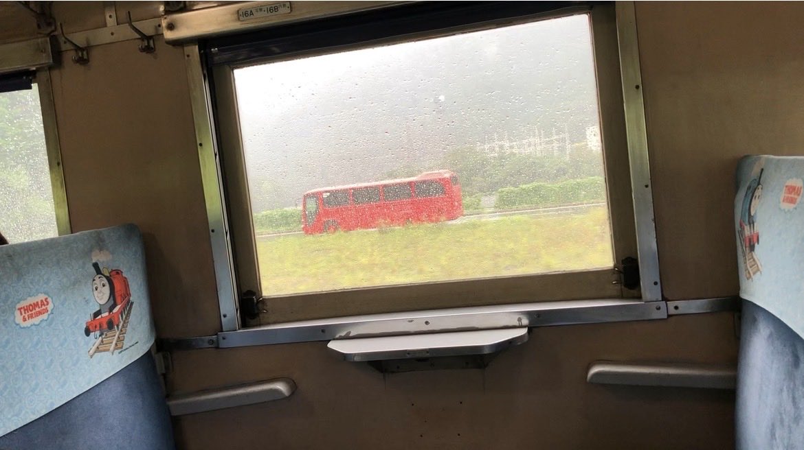 scntiller's tweet photo. 息子が好きで、泊まりがけで乗りに行ったトーマス号🚂 パーシーの警笛音が気に入って駅のショップでパーシーを買ったり、トーマス号の中から並走するバーティを見て大興奮したり いい思い出💖
実際に乗れる機関車が減ったけど、子供の大好きや夢が詰まった素敵な機関車だと思う✨ ずっと応援したい❣️ https://t.co/bV1xYzGAkx