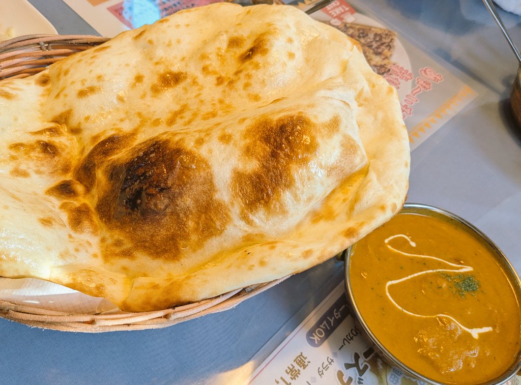 昼に初めて食べに行ったインドカレー屋さん。ナンが大きくてびっくり！美味しかった😋
