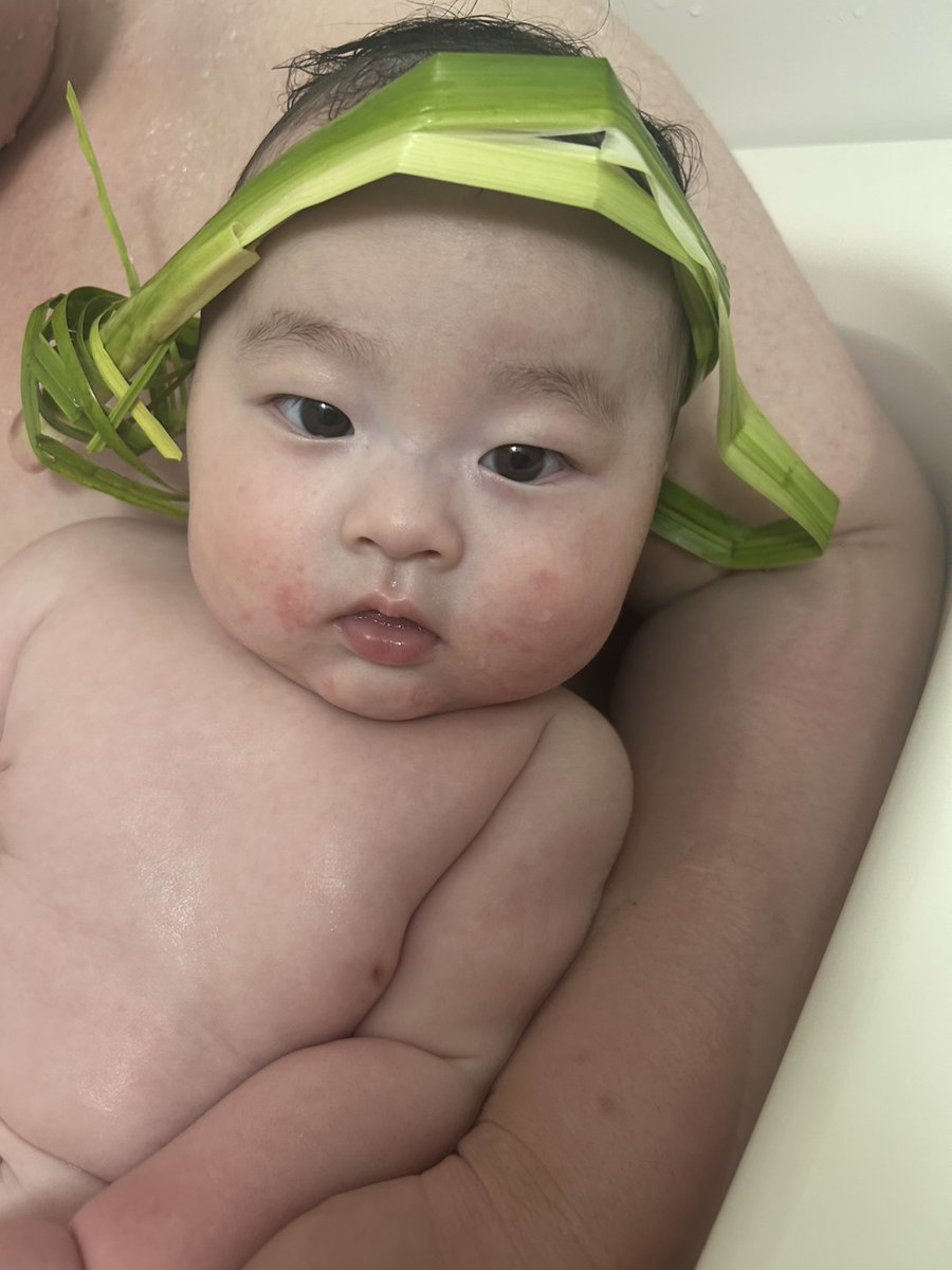 kurayami531's tweet photo. 🎏こどもの日🎏
初孫初節句
今は菖蒲湯ってあまりしないみたいだけど
昔からの風習は大事かなって https://t.co/FqSTEBohQg