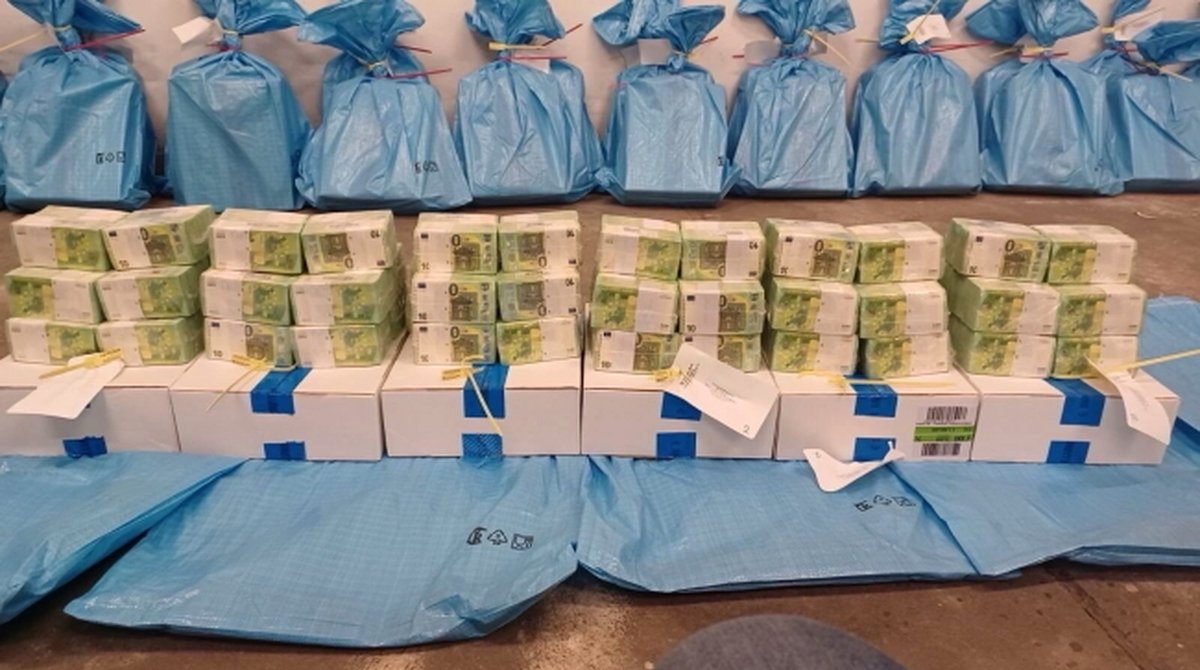 nexta_tv's tweet photo. ⚡️ Funds and valuables belonging to Ukraine’s Oschadbank, seized by Orbán’s intelligence services in March, have been returned. https://t.co/pWZbYRWq9a