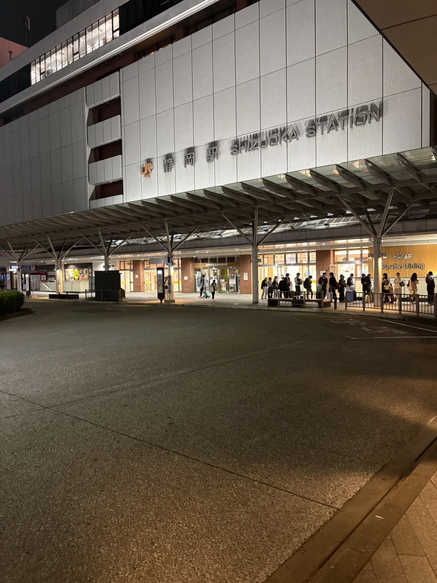 Greentea557691's tweet photo. 残りのバスは2本、1本前のバスが自分含めて積み残し出たためすごいことに
パッと見25人くらい積み残しました。30分後に最終が���ます
ほぼ静大生による帰省からの帰宅ラッシュ https://t.co/LTIyZRlVE1