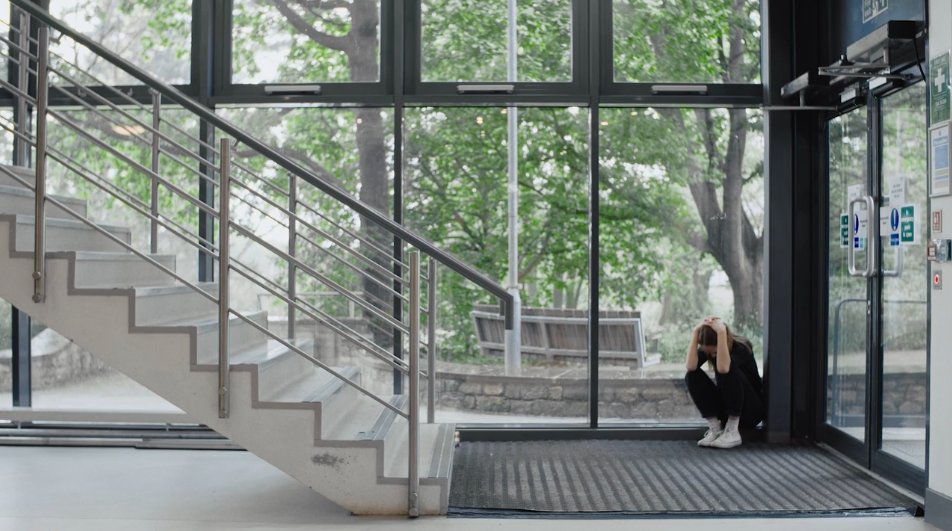 MiddlesexUni's tweet photo. Middlesex-funded film 'The Staircase' has just picked up a prestigious film and TV award 👏

The 30-minute film by Middlesex lecturer Vron Harris was named runner-up in the Shorts category at the BAFTSS Research Awards.

We’re lucky to have such talented lecturers on #TeamMDX 💫 https://t.co/PePZpvUzbE
