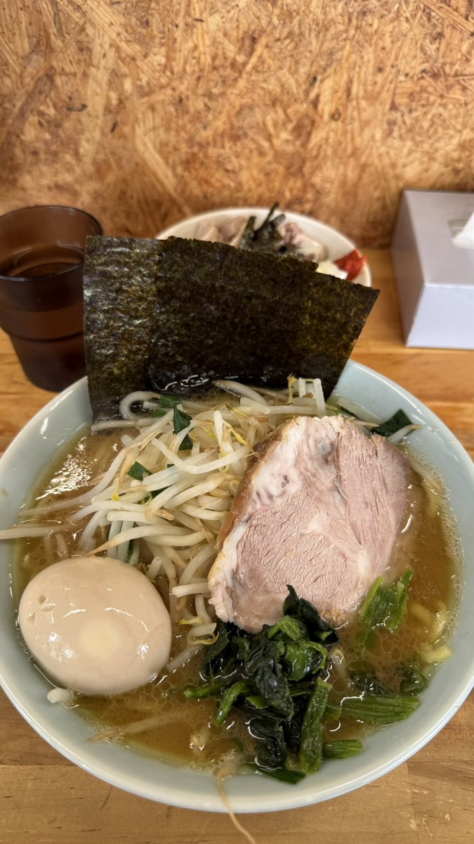 higtak's tweet photo. #えんふく家 さんにてらーめんにお初のニラもやし、チャーシュー丼をいただきました。家系にシャキ野菜いいですね。今日も満腹です。今晩は最近お気に入りの持ち帰りキャベチャーで晩酌させてい��だきます。ごちそうさまでした！
#武蔵小金井
#東八道路 https://t.co/NRx6FeVFtK
