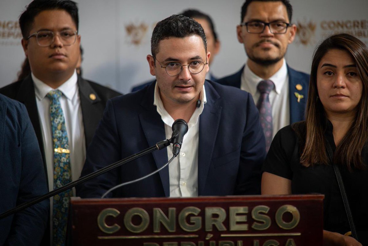 MaraFHerrera1's tweet photo. La designación de doctor, Gabriel García Luna como Fiscal General es un paso sólido, natural y necesario para la institución, pero la reacción de la pandilla oficialista es de un cinismo absoluto. 

Corrieron a fingir felicidad en redes sociales para intentar colgarse una medalla ajena y apropiarse de un perfil que, en el fondo, saben perfectamente que no controlan. Están desesperados por fabricar una percepción de victoria.

El guion de engaño ya lo conocemos de memoria. Samuel Pérez y compañía nos vendieron el cuento de haber logrado cortes "balanceadas", y la realidad los humilló; luego repitieron la misma farsa con el TSE y así consecutivamente. 

¿Alguien les va a creer ahora que de verdad?

Pero el remate del autoengaño es intentar vender el fin del mandato de la actual Fiscal como un logro. Bernardo llegó al poder con la promesa de destituirla y su fracaso fue monumental: no pudo hacer absolutamente nada. 

Le tocó agachar la cabeza, tragar saliva y verla terminar su período completo. Festejar hoy el cambio de mando no es un triunfo del Ejecutivo, es simplemente la máscara con la que intentan tapar su derrota más humillante a menos de año y meses de terminar su mandato.