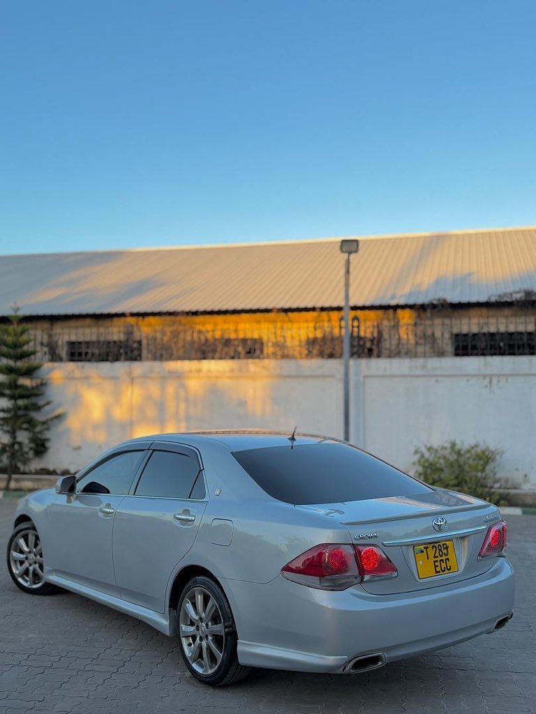kixe_magari's tweet photo. CROWN ATHLETE 
Year: 2009
Fuel: Petrol
Engine: 2490
Call 0786510837
Price: 19,800,000/- https://t.co/gmEEHKiYo3