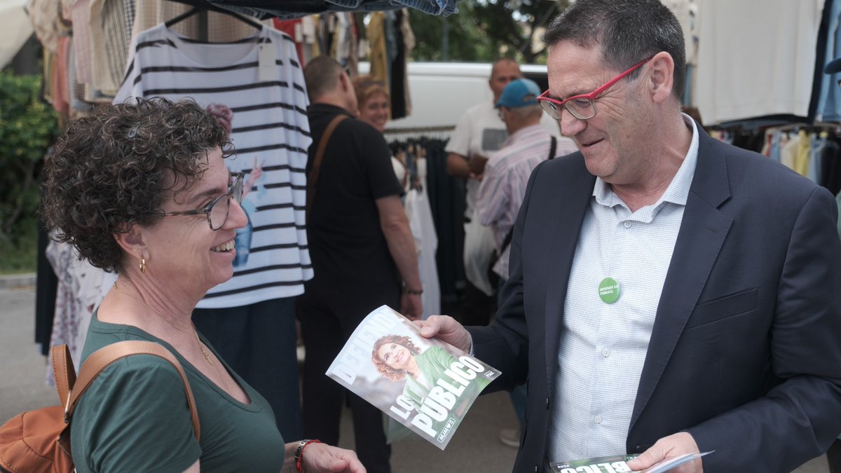psoerincon's tweet photo. El PSOE de Rincón de la Victoria sale a la calle 💪

Antonio Sánchez denuncia la falta de personal sanitario y el alto precio de la vivienda que sufren nuestros vecinos.

Ana Villarejo lo deja claro: el 17M toca elegir entre recortar o blindar lo público.

#psoeandalucia #17m https://t.co/7fEvvZjofk