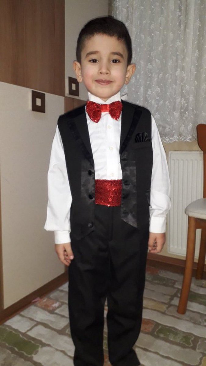 Adaletsizliğin Babasız Bıraktığı Çocuk

6 yaşındaki Selman Çalışkan beyin kanseriydi. Hukuksuz tutuklamalarla cezaevine gönderilen baba Rasim Çalışkan’ın tüm tahliye talepleri sonuçsuz kaldı.

(19 Eylül 2020)

YusufTarık SonOlsun