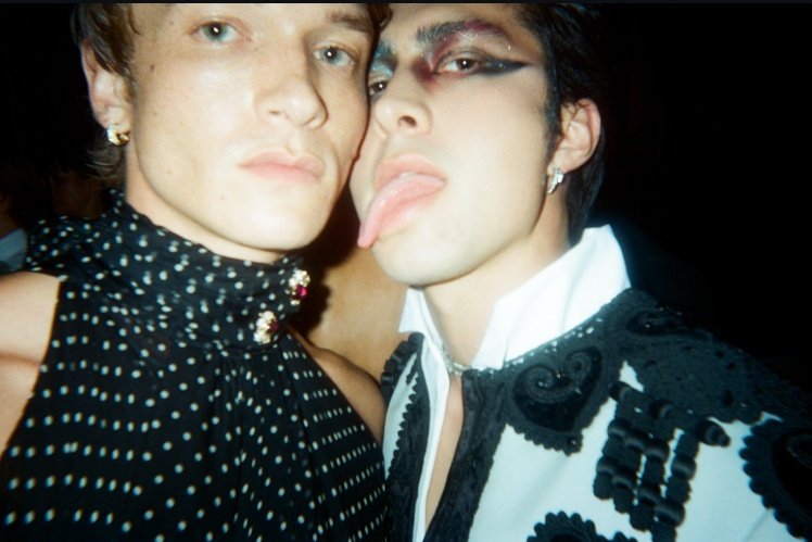 VOGUE SUBIENDO ESTA FOTO DE CONNOR Y HUDSON, la revista dijo no rompan las pelotas chicos y tomen gordas acá tienen 🤍