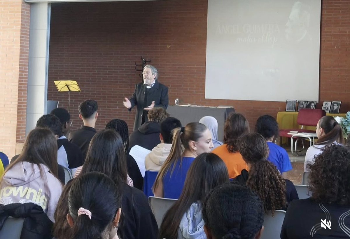 jordi_folck's tweet photo. Avui  hem actuat a Mollerussa convidats per @lletres el dia del natalici de Guimerà amb la funció "Soc Àngel Guimerà" amb el gran @JepBarcelo . Institut Terres de Ponent  amb la participació dels alumnes!
Un regal! https://t.co/fSw6RREWYQ