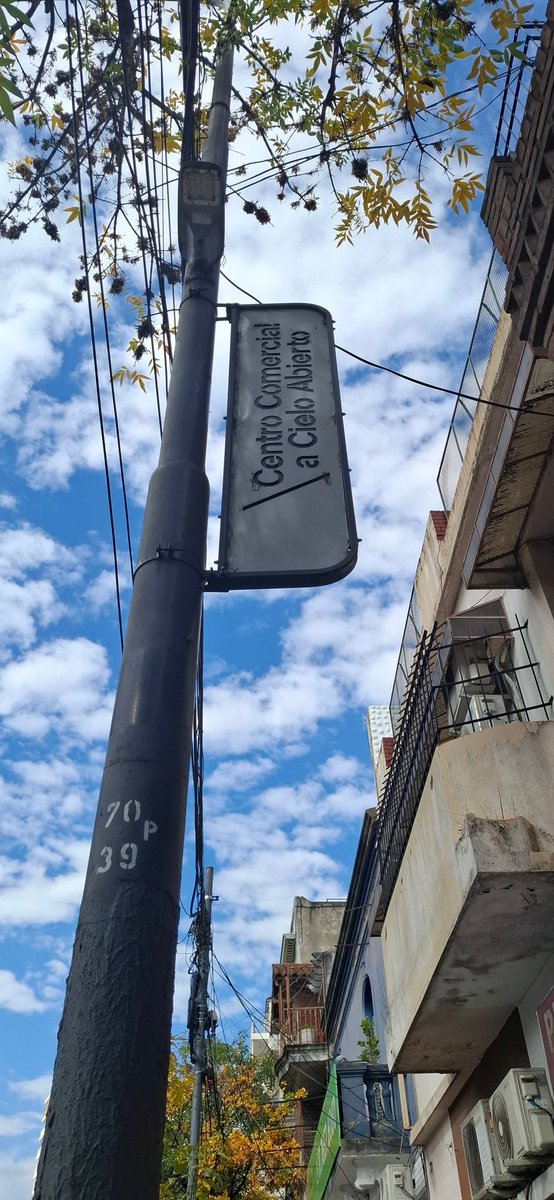 scalandra's tweet photo. Centro Comercial a cielo abierto en Avenida Triunvirato entre el 3800 y 4000 pero con sus veredas hundidas y rotas peligro para peatones Para cuando llegarán las veredas 3.0 que se estan haciendo en toda la Ciudad? @ibaistrocchi @bacomuna15 @bacomuna12 https://t.co/MpXNIYDK8r