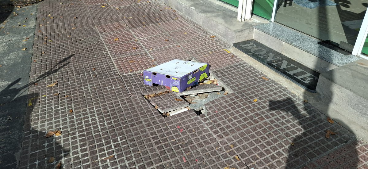 scalandra's tweet photo. Centro Comercial a cielo abierto en Avenida Triunvirato entre el 3800 y 4000 pero con sus veredas hundidas y rotas peligro para peatones Para cuando llegarán las veredas 3.0 que se estan haciendo en toda la Ciudad? @ibaistrocchi @bacomuna15 @bacomuna12 https://t.co/MpXNIYDK8r